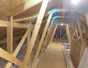 Zateplení stropu bungalovu pomocí foukané izolace